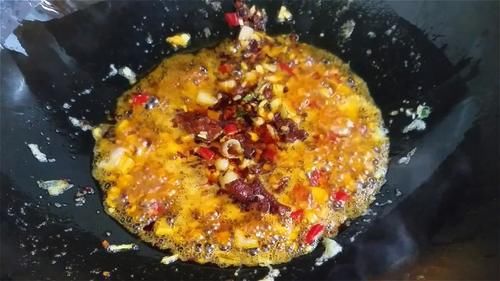 小米辣|夏天要常吃茄子,教你一个下饭做法,我家一周吃3回,实在太香了