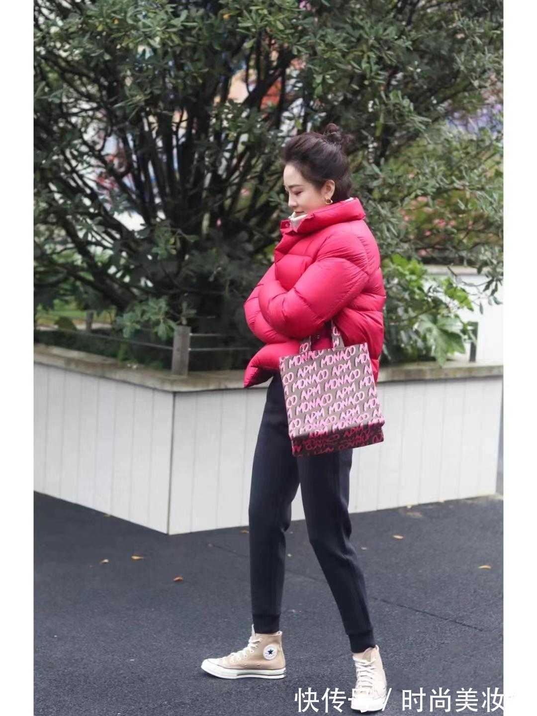 打底衫|“羽绒服”还是只会配打底衫吗?学她的叠穿搭配,洋气又保暖