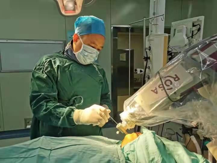 面肌|“眼皮跳”，脸部肌肉抽搐，面肌痉挛久拖不治，毁的何止是颜值