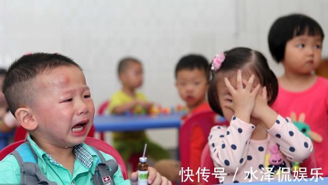 孩子|5岁女儿幼儿园哭闹，爸爸心疼折返，看到监控爸爸冲上去怒揍老师