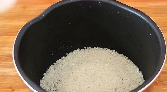 大米饭|大米里扔1个西红柿,我家经常做,给肉也不换,孩子爱吃