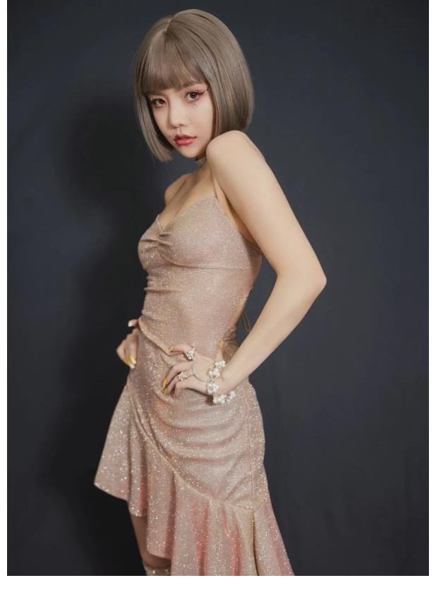 shuffle|安崎shuffle风格释出,金色细闪裙闪耀全场,BOBO头个性十足