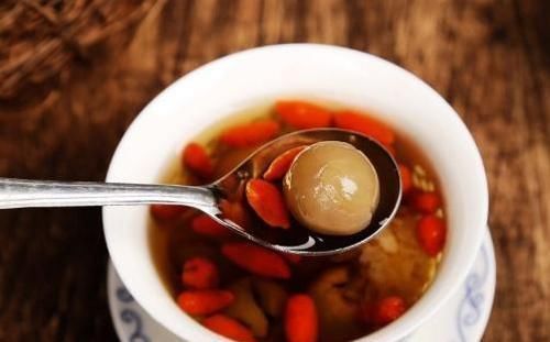 泡枸杞时加点此物，坚持多喝，助你排出湿气，肝肾或许会感谢你