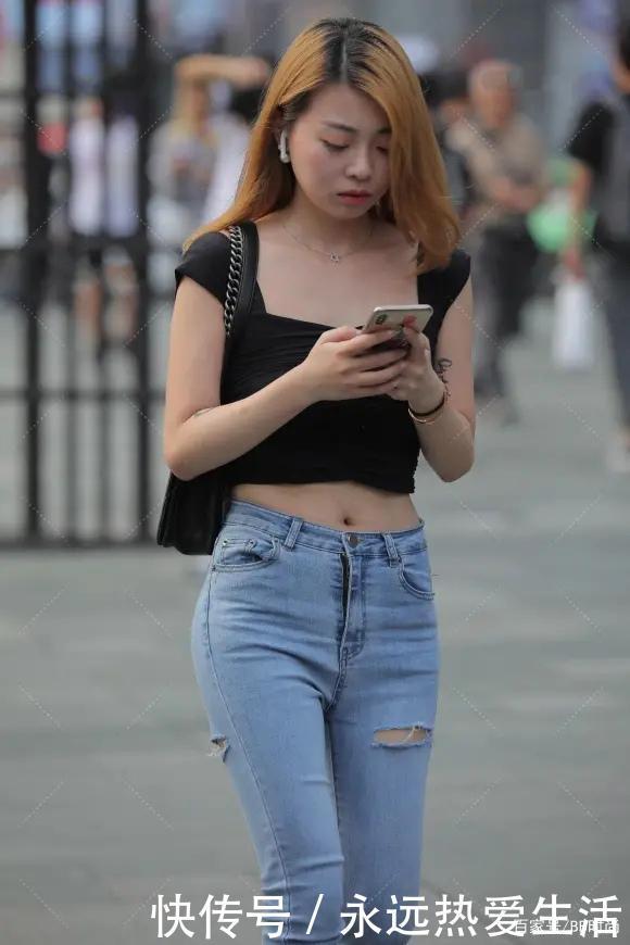 高跟鞋|紧身牛仔裤搭配黑色方领背心，集时尚与优雅一身，让人百看不厌