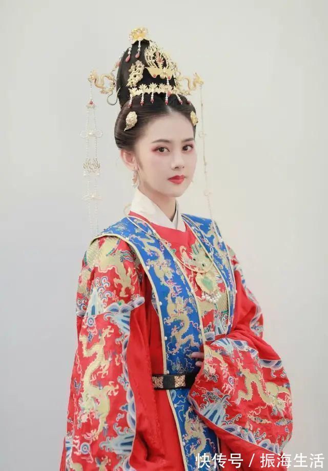 明制|中国人的嫁衣,不该只有西方的婚纱,更应该是传统的凤冠霞帔!