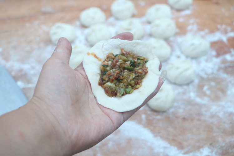 就馋这小笼包,不用酵母发酵,冷了也柔软,出锅就吃8个