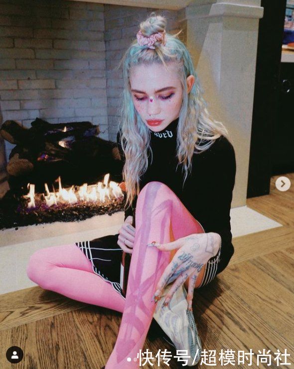 马斯克女友20分钟赚3900万！穿怪异昆虫装拍照，秀迷人锁骨