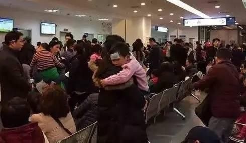 看病|孩子高烧医院排队400号,医生只顾打私人电话,网友:家长活该