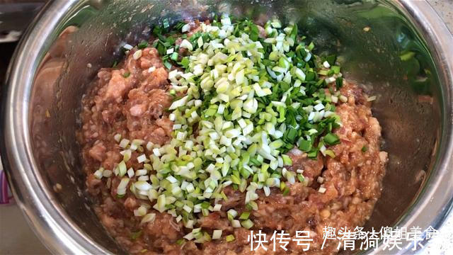 饺子|包韭菜饺子时,直接拌馅是大错特错!多加一步,韭菜翠绿、不出水
