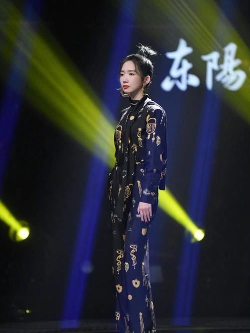 卡路里 孟美岐粉丝质疑周传雄买热搜?网友:你说谁不配?小刚还用买?