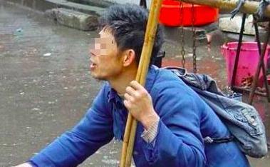 乌拉乌拉|父亲吃饺子，被乞丐打碎了碗，饺子撒一地，土狗吃一口死了