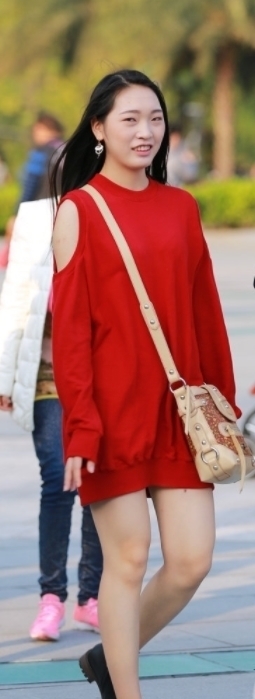 街拍美女颜值高的小姐姐,随便一条短裤也能穿出女神范来