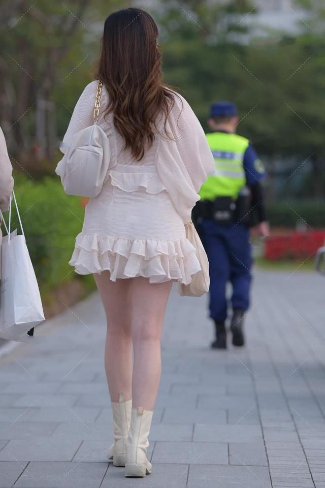 粉色礼服，泡泡袖点缀仙气十足，潇洒飘逸，尽显青春气息