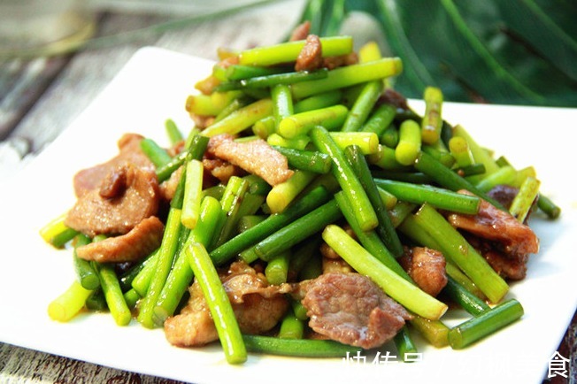 腊肠|炒蒜苔时，最怕直接下锅，学会一妙招，蒜苔翠绿不发黄，也入味