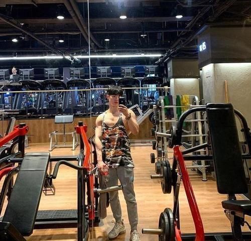 肌肉|肌肉男模长得好有型,胸肌和臂肌很精壮,腹肌和人鱼线如刀刻