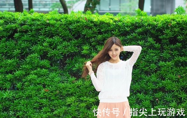 雪纺上衣 粉色超短裤搭配白色雪纺上衣,甜美感十足!