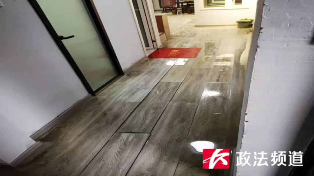 物业|业主前往新家查看装修进度，进家门瞬间懵了：新地板全部泡水报废