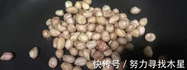 炒花生时，加入这样东西，炒出来花生又香又脆，且放久也不会返潮！