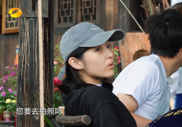 潘石屹离开蘑菇屋前,不跟何炅黄磊打招呼,唯独跟她握手道别!