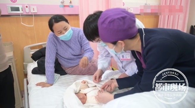 湖北省妇幼保健院光谷分院|二胎妈妈突然腹痛 宝宝生在车上
