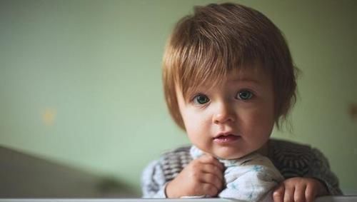 萌宝|小舅舅睡醒找妈妈,1岁萌娃婴语强势安慰,小舅舅别怕我在