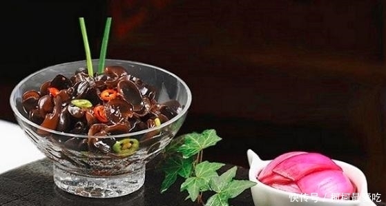 原来泡木耳这么简单,掌握好2个窍门,5分钟泡好,木耳饱满又滑嫩
