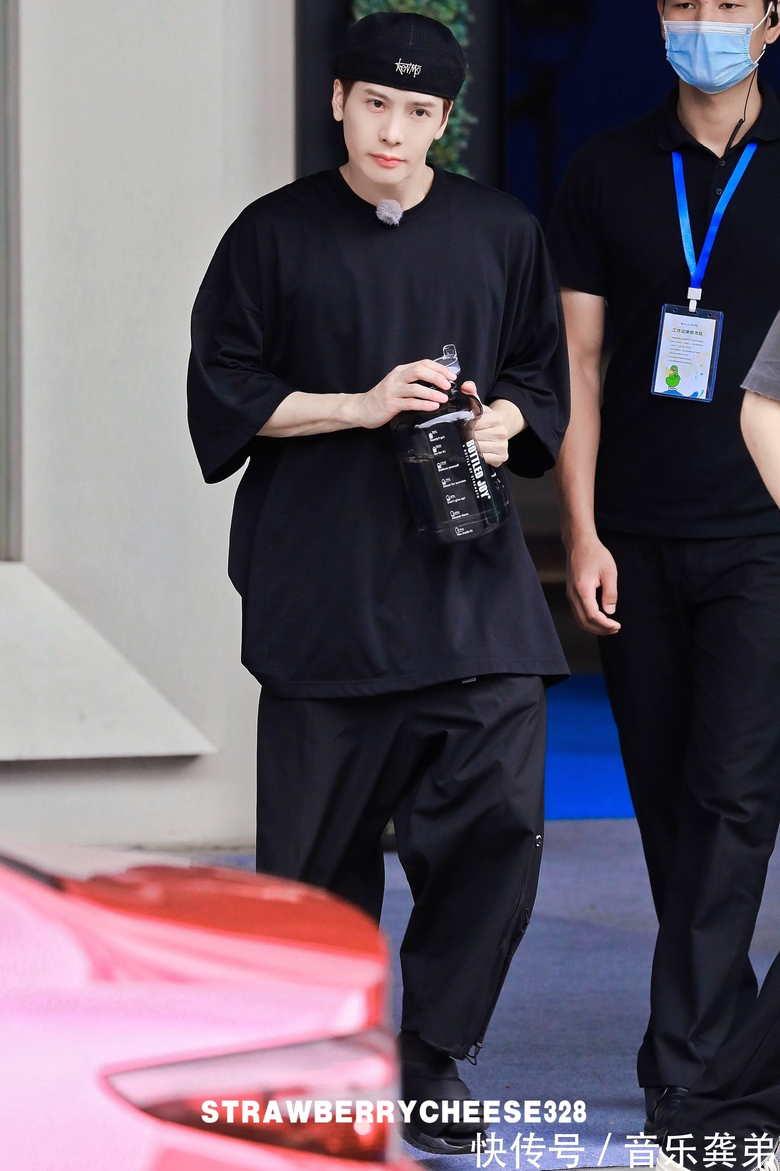 综艺|王嘉尔录制综艺发现路人拍摄,镜头切换到自己后,反应神似表情包