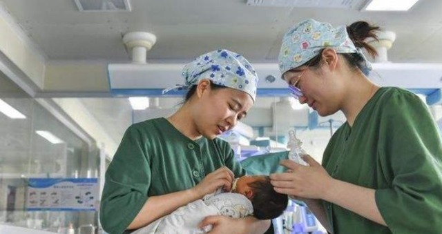 失误|爷爷个孙子起名“清风”办出生证时失误少些一笔,家人连夸改的好