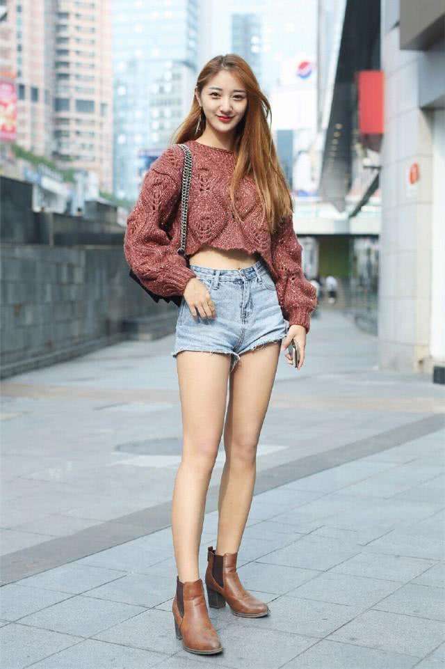 街拍:美女的成熟气息显得很是端庄,半袖配波点裙,很有魅力