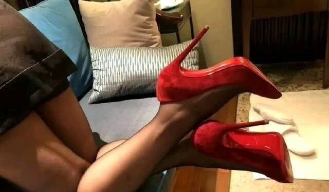 尖头 尖头细跟鞋散发成熟气息, 看上去优雅大方, 适合在任何场合穿!