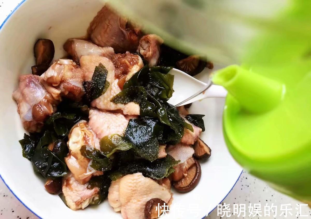 枸杞|鸡翅和裙带菜搭配，蒸一蒸，鲜香入味，全家老小都爱吃的一道菜