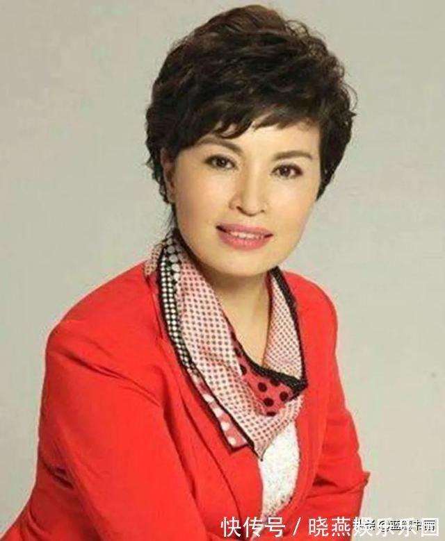 蓝鹰|李瑞英晒书法作品，气质优雅投身主持事业，不愧是出名的才女