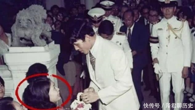 少女|68岁泰王年轻时好帅！驾驶战斗机英俊潇洒，被热情少女跪地献花