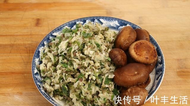 小董|三伏天,用这菜蒸包子太香了,想吃都买不到,皮薄大馅又鲜美