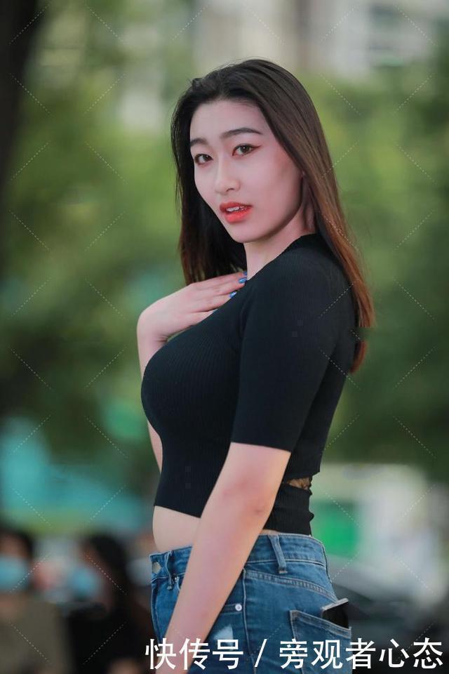 姐姐们|黑色露脐短袖，搭配低腰紧身牛仔裤，利索帅气，优雅大方