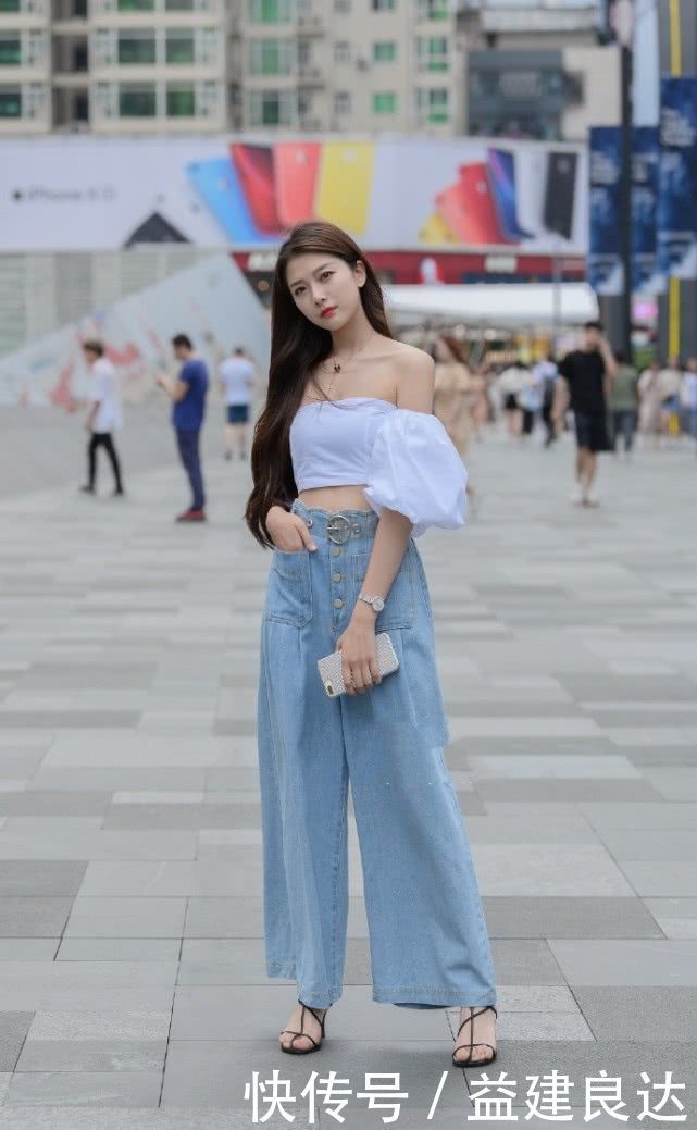 美女|街拍：气质清秀的时尚小姐姐，柔美裙子搭配休闲衫，时尚大方