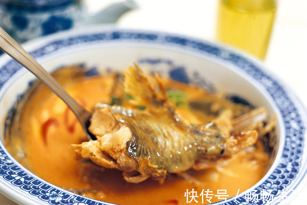 鱼肉|炖鱼,不要只会加料酒,多放这2样,鱼肉鲜嫩不柴,去腥效果好