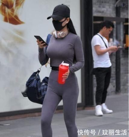 街拍|身材完美的女生，可以穿紧身的上衣和裤子，特别显身材