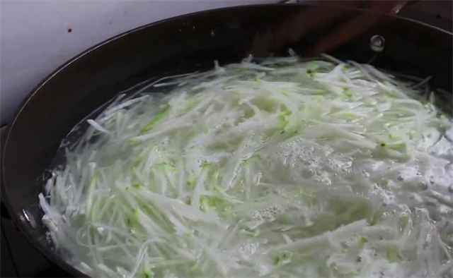 丸子|萝卜丸子怎么做才好吃？原来诀窍如此简单，一次做一锅，太香了