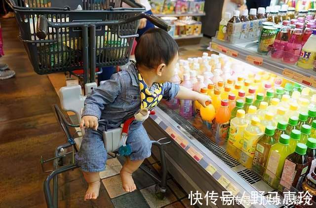 口渴|孩子逛超市口渴,宝妈拿空饮料瓶结账,收银员:麻烦10倍赔偿