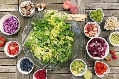 人体需要42种以上的营养物质，饮食必须多样化