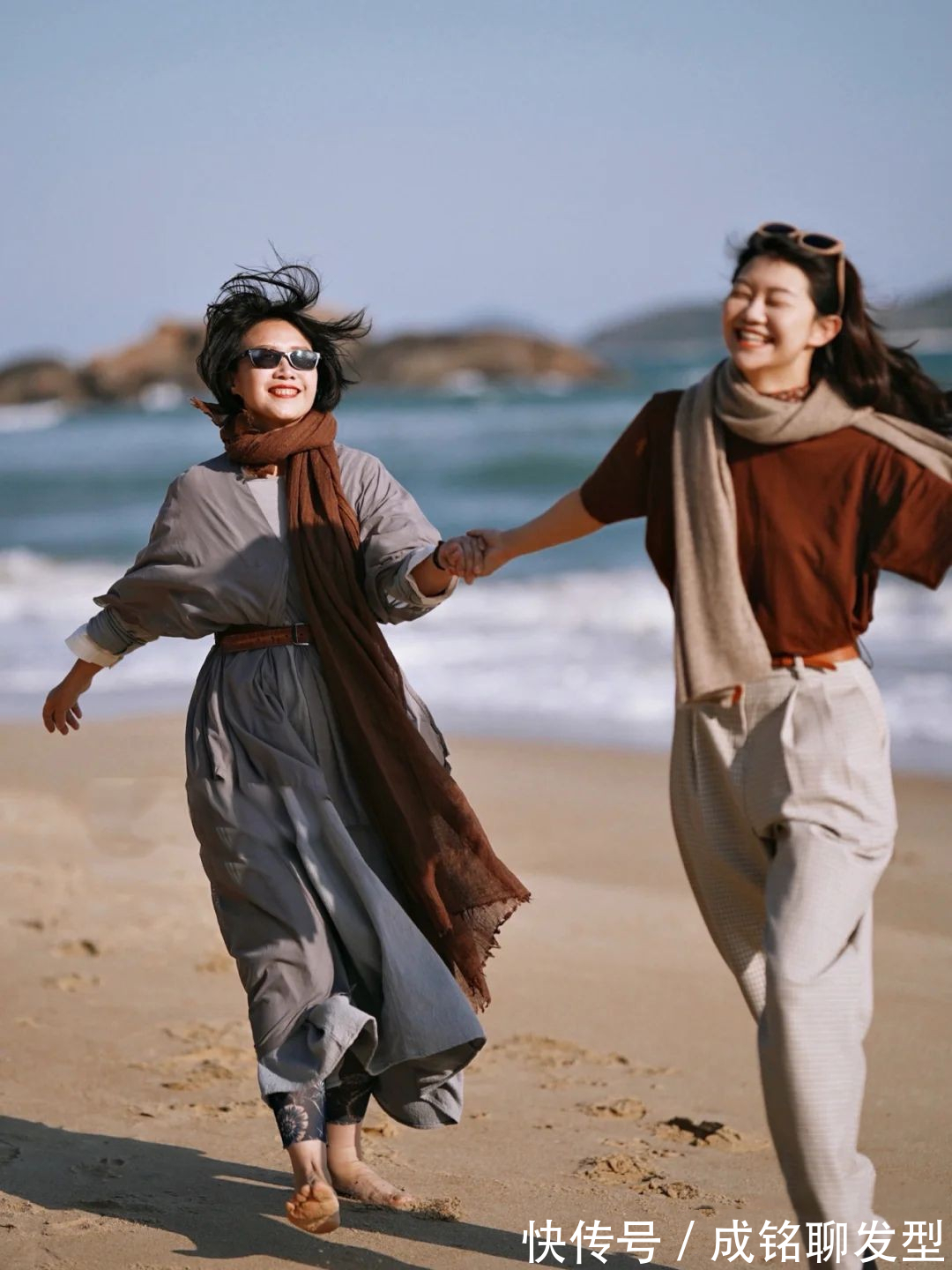 大地色|“妈妈辈”也可以很时尚,今年很火的大地色搭配,60岁穿更显年轻