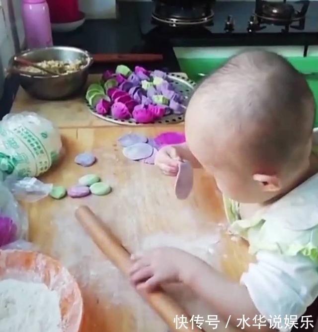 传统手艺|2岁宝宝在姥姥家住了3天,学会一项“传统手艺”,妈妈看后笑翻