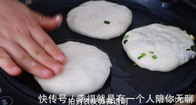 面团|爱吃韭菜盒子,这个方法就够了,不和面不擀皮,薄皮大馅太香了