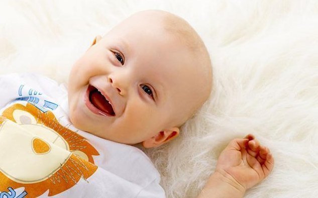玩耍|宝宝睡醒后是大哭还是自己玩耍?这种表现说明宝宝聪明,智商更高