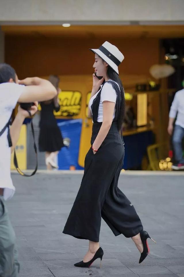 小姐姐 美女脚上搭配着一双一字带的高跟凉鞋，走在路上显得优雅又迷人