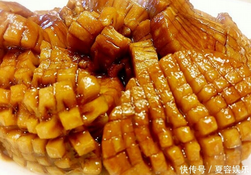 这是一道素菜,可是它味道鲜美,营养丰富,比肉菜还受欢迎