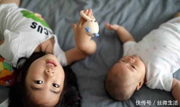 妹妹|和相差20岁的妹妹逛超市,哥哥蹲地诉苦,妹妹:凭啥只给嫂子买?