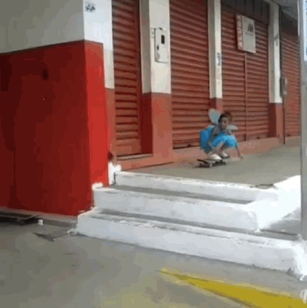 |搞笑GIF趣图:妹子你这是腿啊,我第一眼还以为是火腿肠呢