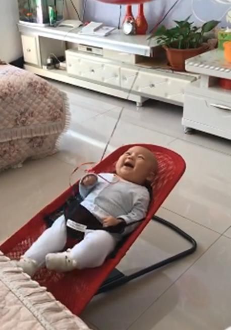 妙招|“最懒爸爸”火了，为偷懒想出哄娃妙招，宝宝一个人玩得不亦乐乎